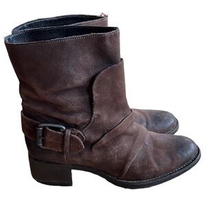 Vera Wang Lavender Label Brown Leather Boots. Side Buckle. Distressed Look. 7.5